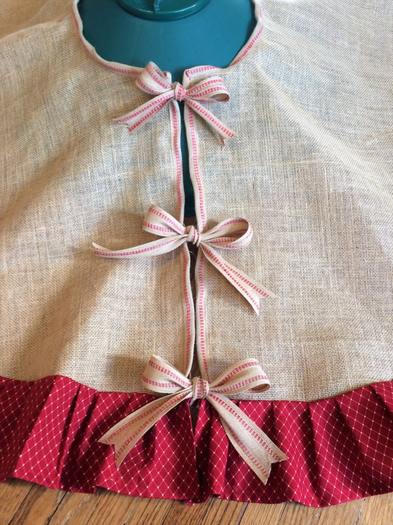 Tree skirt bows