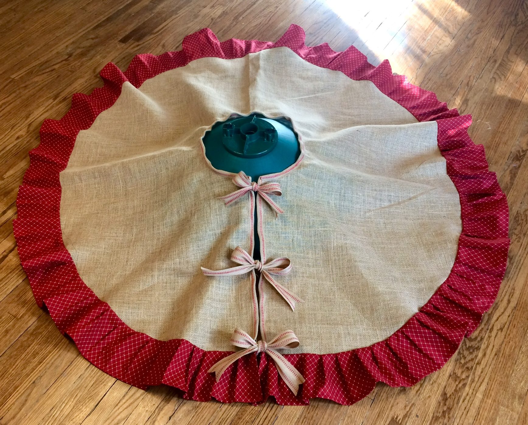 How to Make a No Sew Burlap Tree Skirt